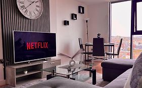 Penthouse Gem, Central, Scenic Views, Stylish, Modern, City Centre 2Br